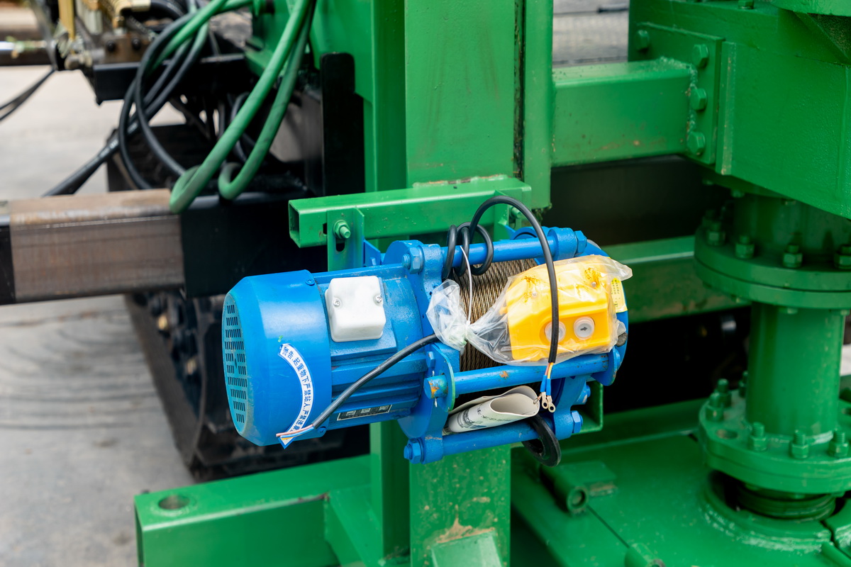 5寸橡(xiàng)膠履帶鑽機